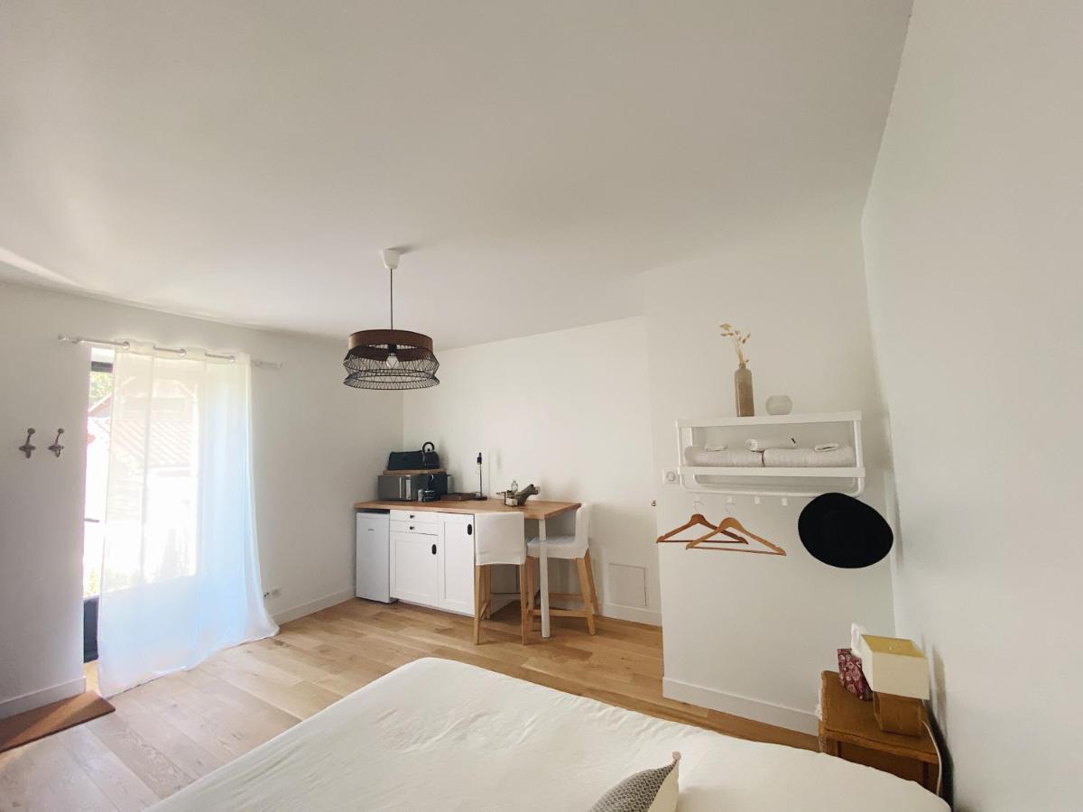 L'Anne xe, studio dans ferme rénovée Valeuil Esterno foto