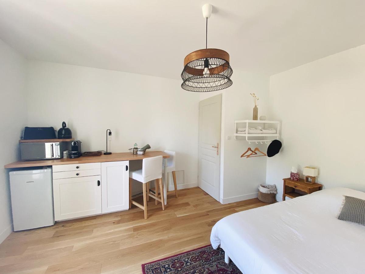 L'Anne xe, studio dans ferme rénovée Valeuil Esterno foto