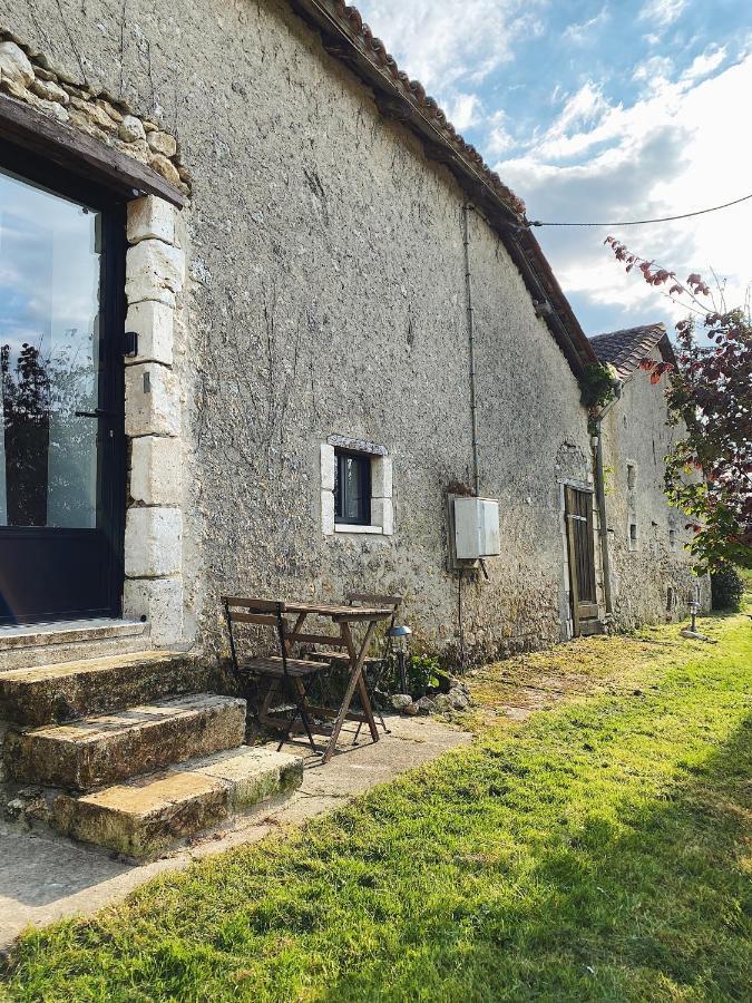 L'Anne xe, studio dans ferme rénovée Valeuil Esterno foto